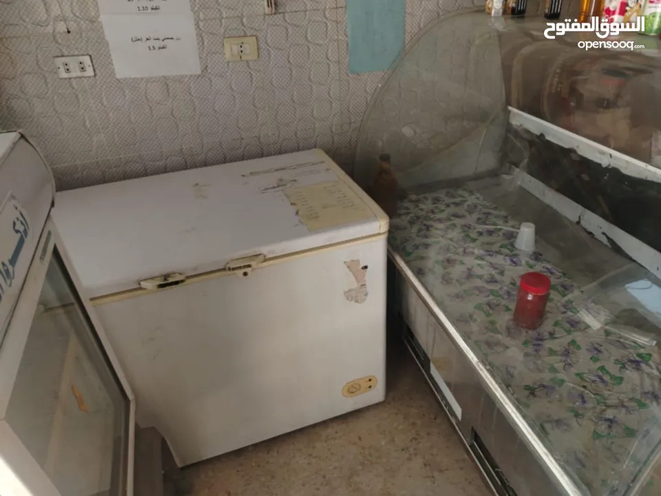 ثلاجة عرض ثلاجة دلي فريزر عدد2 ماكينات فرم لحمه عدد 2 وميزان
