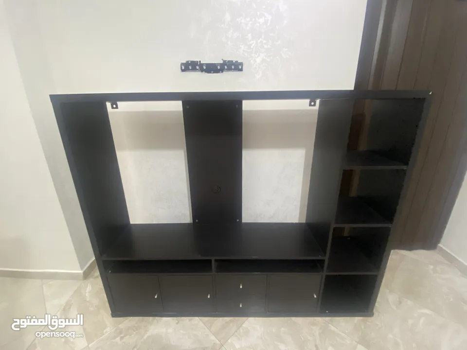 خزانة ايكيا  حاله ممتازه جدا ،مكتبه مودرن