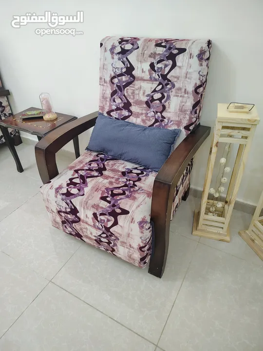 طقم كنب 7 مقاعد بحالة جيدة البيع بسبب السفر ثلاثية وثنائية و2 مفارد