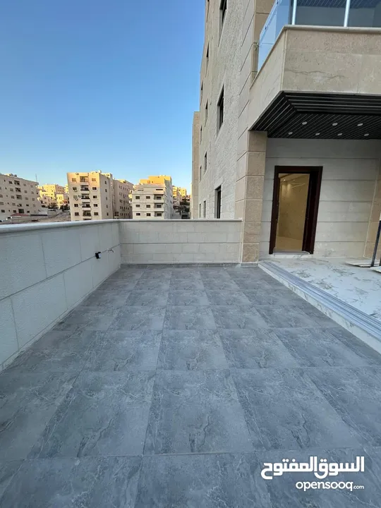 شقة طابق ارضي مع ترس وكراج سوبر ديلوكس باجمل مناطق شفا بدران