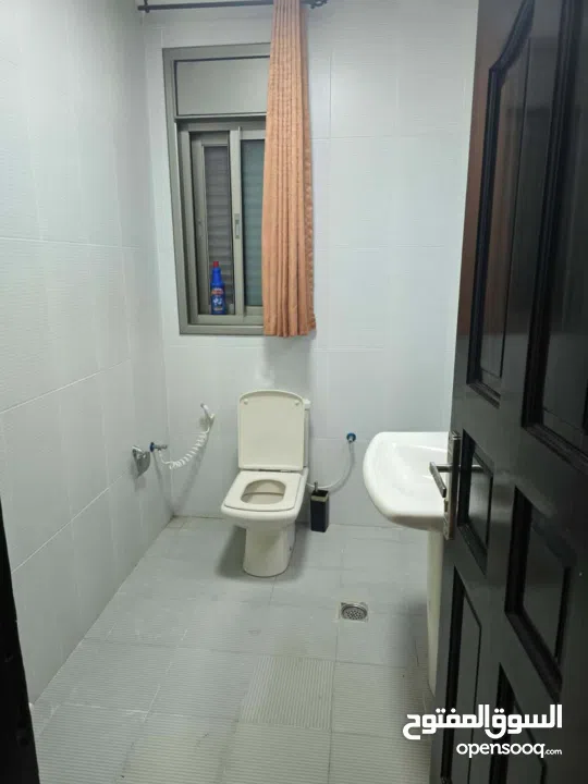 شقة في الطيرة 250 للايجار عند دوار نبيل عمرو و وفيلا نبيل عمرو