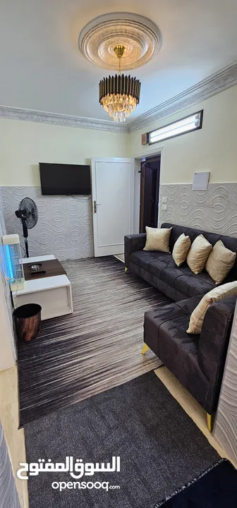 شقة مفروشة فاخرة للايجار مساحة 90 غرب شارع الجامعة ب 200م وشمال مسجد علياء التل