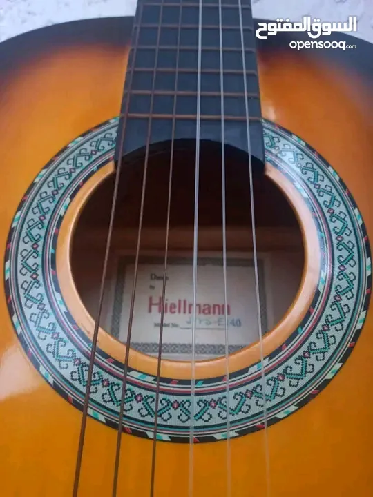 جيتار جميل و قيم ماركة DONIA  من  Hiellmann