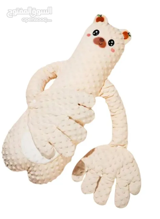 وسادة الدب الحاضنة – حضن دافئ ينام فيه طفلك بهدوء وراحة مصممة على شكل دب لطيف بذراعين ناعمتين بيحضنو