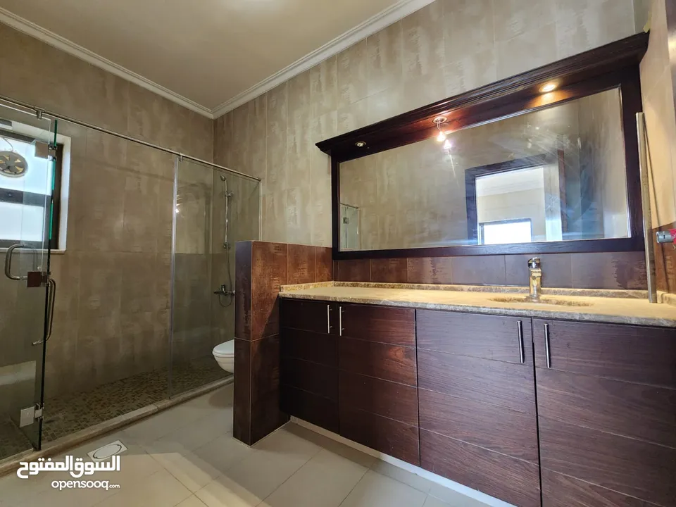 شقة دوبلكس فارغة للإيجار في عبدون - ref : 14462