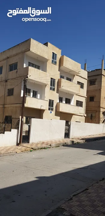 عمارة من اربع طوابق العمارة فارغة