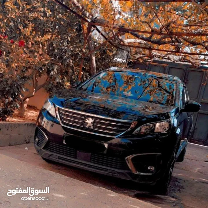 سيارة بيجو 5008