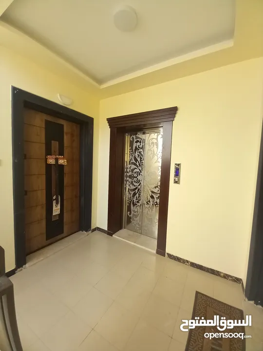 شقة فاخرة مع روف فاخر للبيع بسعر مغري