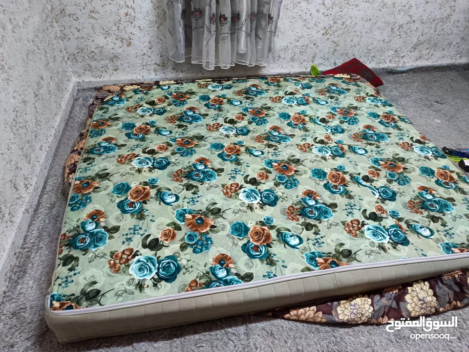 طقم كنب نظيف مع فرشه تخت مزوج مع برادي