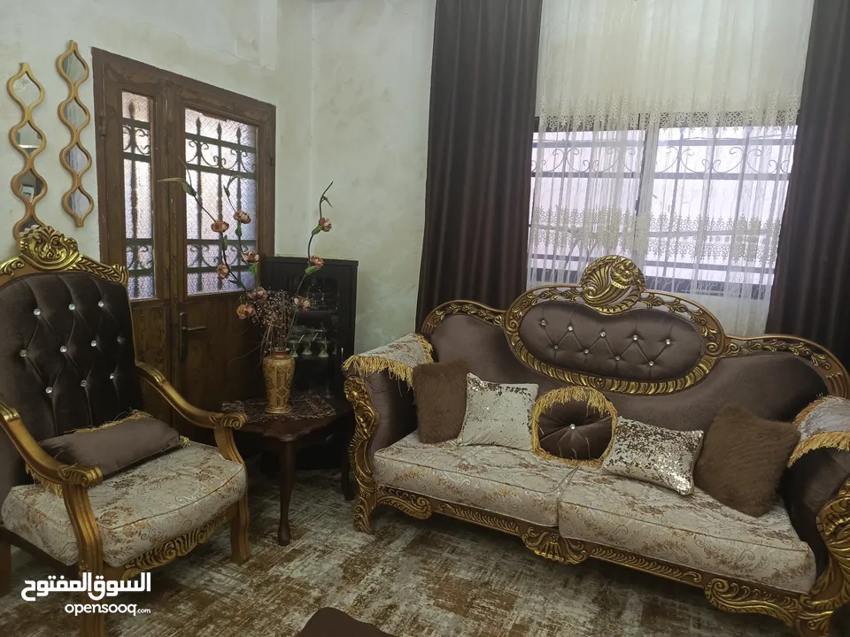طقم كنب بحالة الجديد للبيع مكون من سبع مقاعد . اسفنج جديد وقماش جديد ونظيف