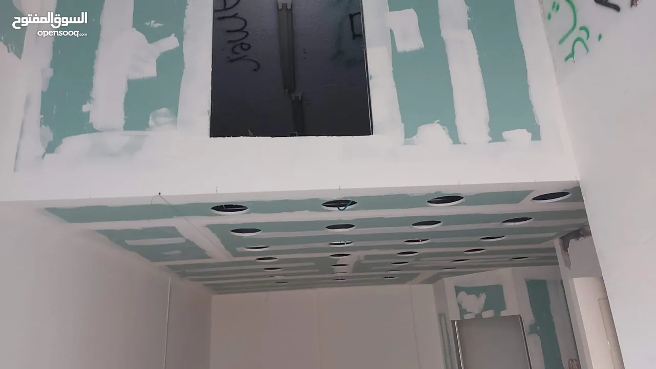 محل للبيع بالخلو مساحة 22 كتر مربع و نصف ، عليه سدة ع نصف المحل، عل شارع وسط البلد رام الله ، يبعد ع