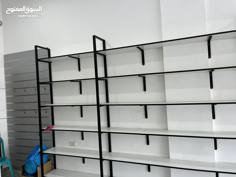ديكور كامل ارفف و ألواح تعليق وبترينات بحالة ممتازة