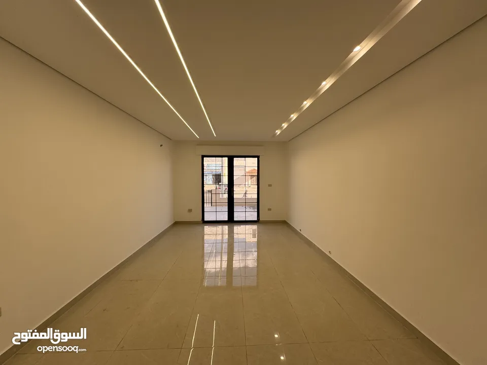 شقة أرضية للبيع في البنيات بالقرب من مدارس الاصالة والمعاصرة 150م مع ترس وكراج خاص