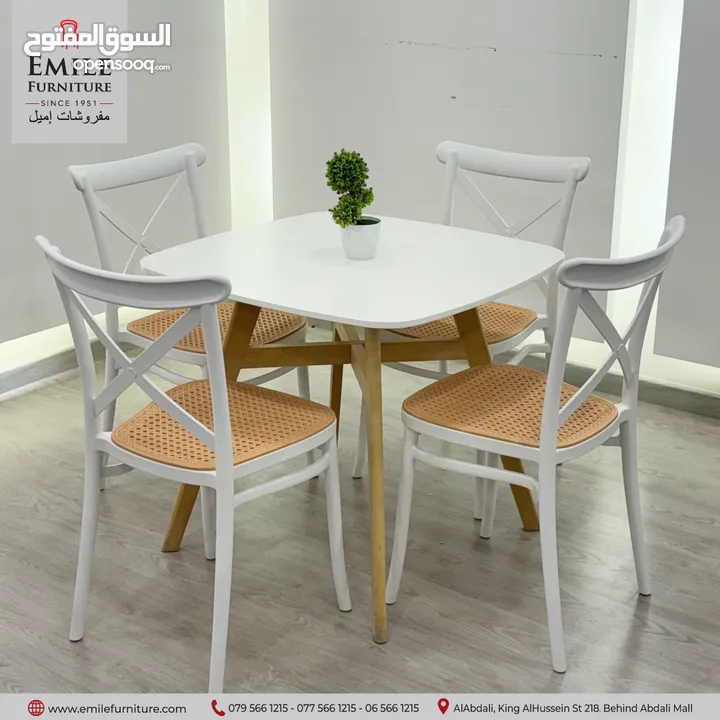 طاولات طعام بأشكال وبألوان مختلفه