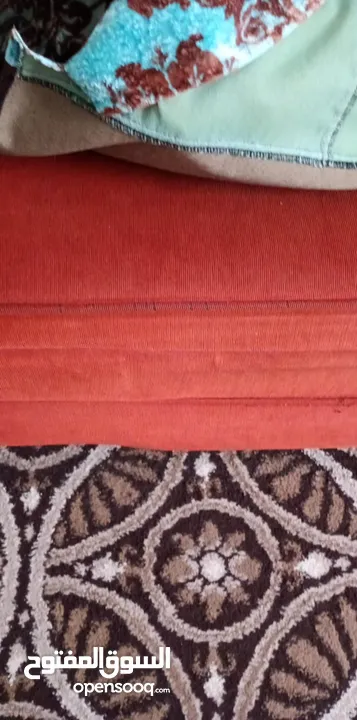 طقمين كنب  مع طاولة كبيرة للبيع