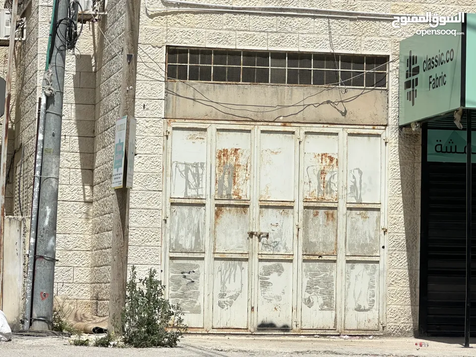 محل عظم في منطقة المعاجين على الشارع الرئيسي بالقرب من الصوالحي ماركت على مفترق طرق