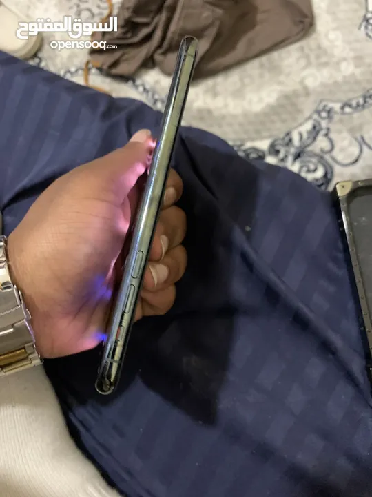 iphone 11 pro max no have any problems and  الشاشة شوي مكسورة من الطرفscratch and Screen little Brok