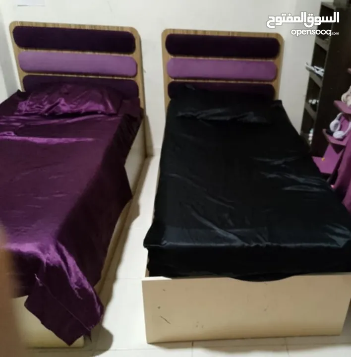 ثلاثة تخوت صبايا مستعمل بحالة الجيد للبيع مع برداي ومرآة وفي كورنر وموكيته هدية بحال تم شراء الكل