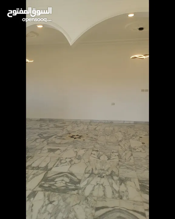 شقة سكنية طابق رابع بحالة ممتازة مجددة بالكامل للايجار السنوي بشارع الجاردنز بجانب جميع الخدمات