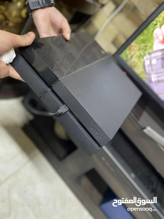 500 جيجا بلايستيش يوجد معها حساب فيفا 2025 وpes 2025 asphalt ولعبة اسيست كريد وستاندشاحن وpodd