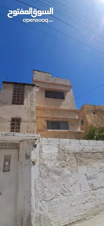 عمارة للبيع كامل التفاصيل القطعة بصور تتكون العمارة : 3 طوابق  5 شقق   حديقة كبيرة  كراج سيارات سطح.