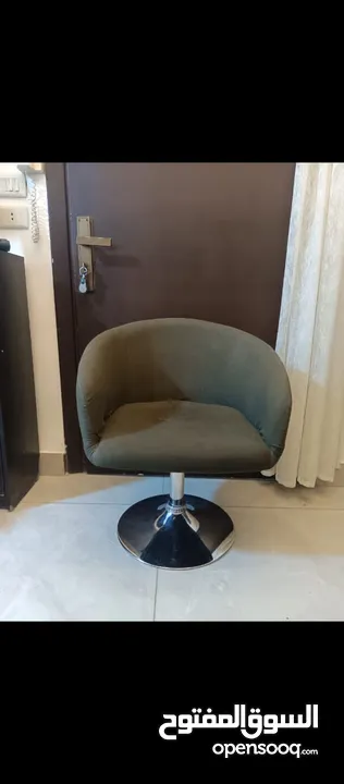 كرسي مكتبي متوسط الطول ولحجم بحاله ممتازه