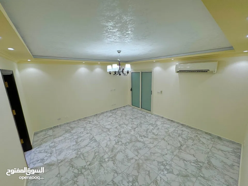 للبيع شقة موقع مميز في كمباوند البارون سيتي ثلاث غرف نوم