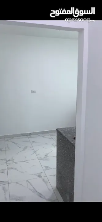 شقه سكنيه مفروشه جزئي تشطيب جديد فيها ثلاجه وتخوت وفرشات وخزانه