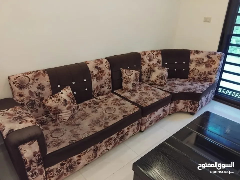 طقم كورنر بحالة ممتازة مع طاولة