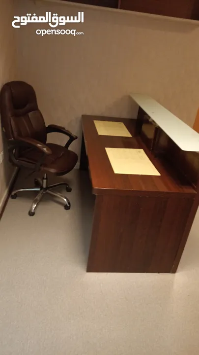اثاث مكتبي مكون من 3 مكاتب للبيع المستعجل للجادين فقط
