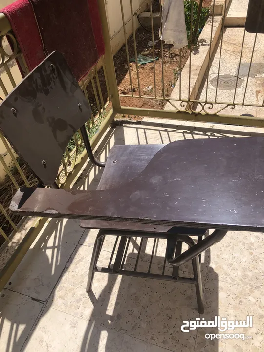 مقاعد طلاب بحالة ممتازة