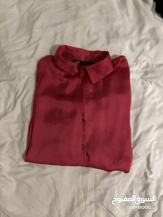 قمصان نسواني مختلفة من ماركة Zara و polo كل قطعة بنفس السعر