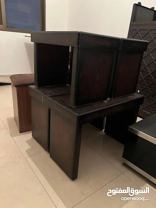 طاولة وسط مستطيل مع 4 طاولات
