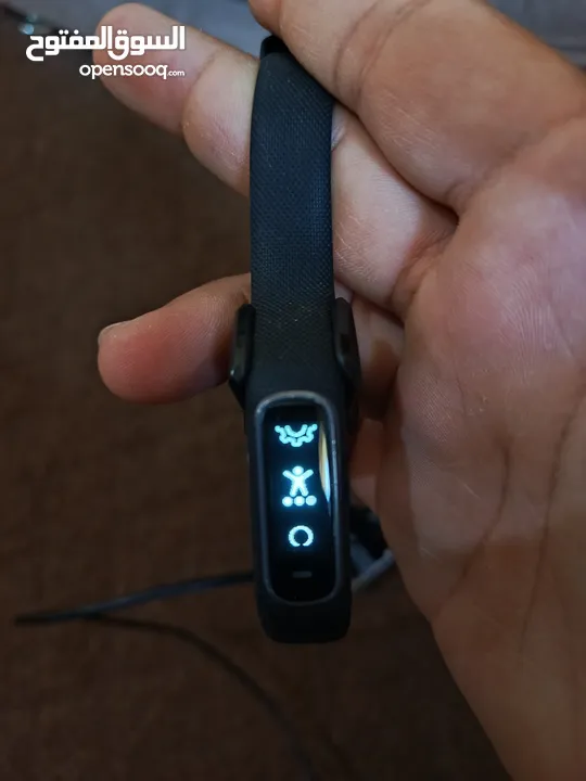 ساعه يد ذكيه جارمن الأصلية (GARMIN vívosmart 4) مستعمله شهرين