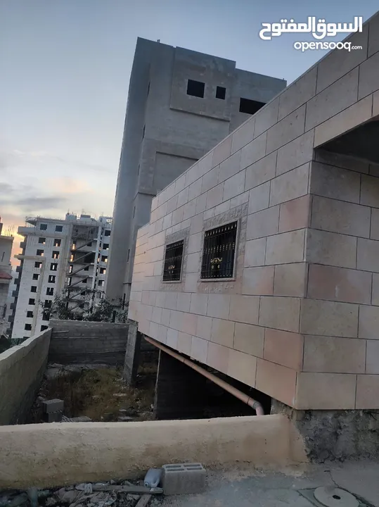 ارض مساحة 550 متر وبناء قائم 240م مع طابق ارضي عبارة عن موقف سيارات