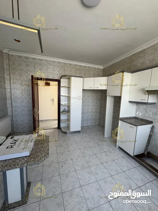 شقة طابقية - ام أذينة - 3نوم - 220م - مطلة - قريبة من الخدمات العامة