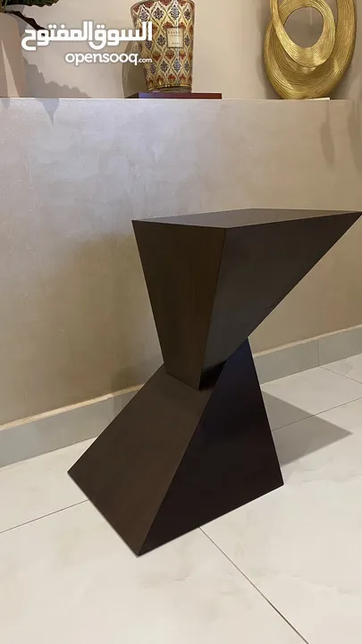 طاولة خشبية جانبية مثلثة
