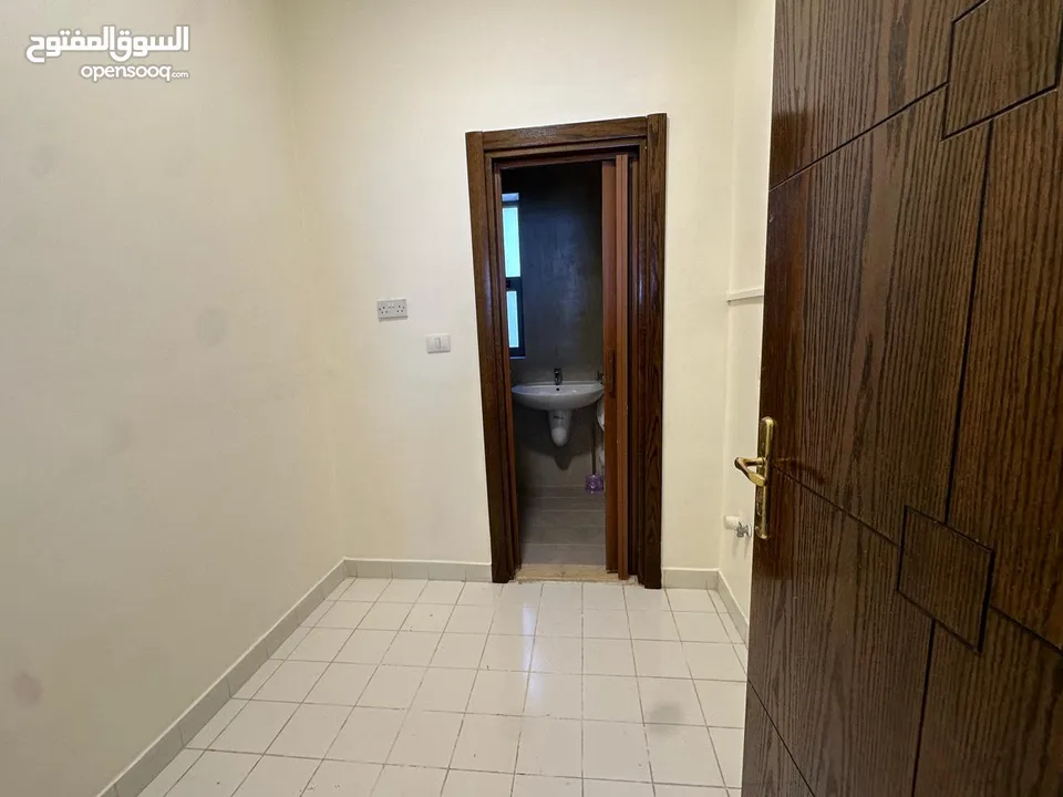 شقة طابقيه غير مفروشة للايجار في الدوار الرابع  ( Property 38360 ) سنوي فقط