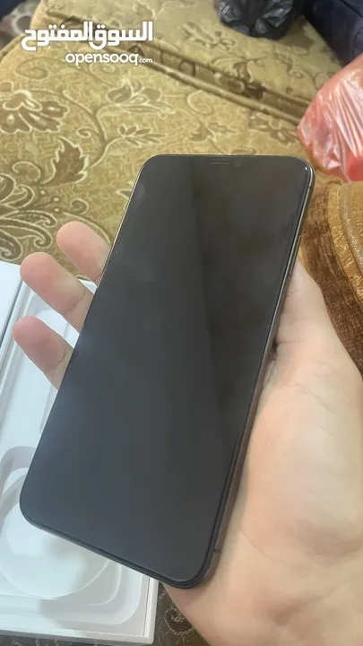 ايفون (Xs max)  أسود     Gb 264 مساحة بطارية 82‎%‎  نضيف جدا ، أستعمال قليل مع الكارتونة حافظة سوادء