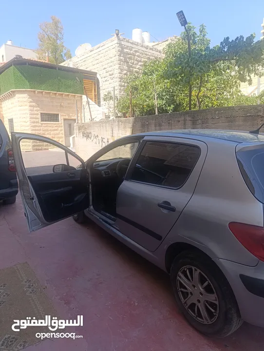 بيجو 307 موديل 2005 بحالة ممتازة وبدون اعطال مع وجود قطع غيار للسيارة السعر عالكاش مع امكانية البدل