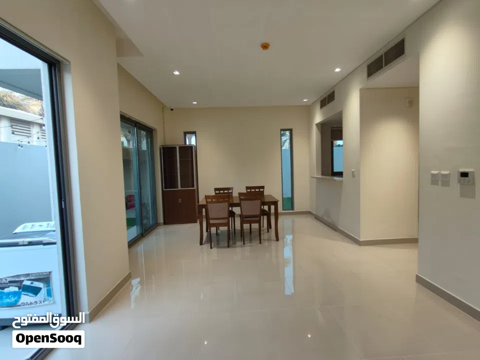 ثلاث غرف للبيع بأماره الشارقه بجانب ستي سنتر الزاهيه