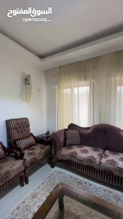 طقم كنب لون بني خشب ثقيل ومتين جدا
