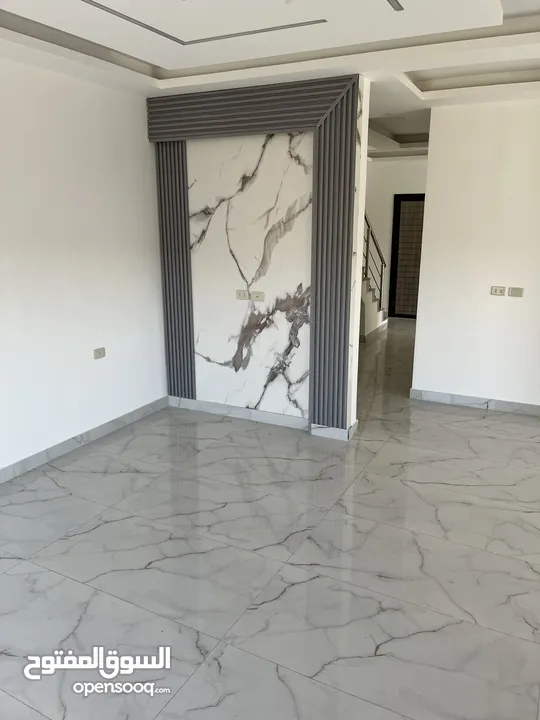شقة طابق اخير مع روف/ مساحة 205م/ شفا بدران/ ترس واسع و مطل على شارعين/ صرف صحي واصل