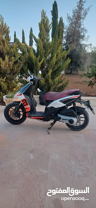 سكوتر بريليا للبيع مرخص لغاية شهر 2 للبيع بسبب عدم اتفرغ  بسعر 700 بحالة الوكاله  لون ابيض خالي من