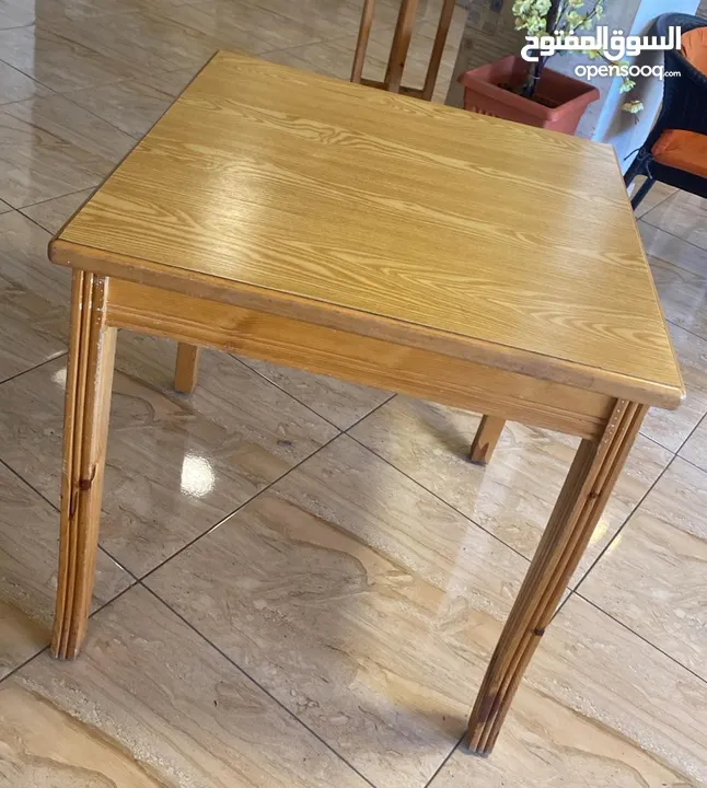 طاولة مربعة الشكل للبيع
