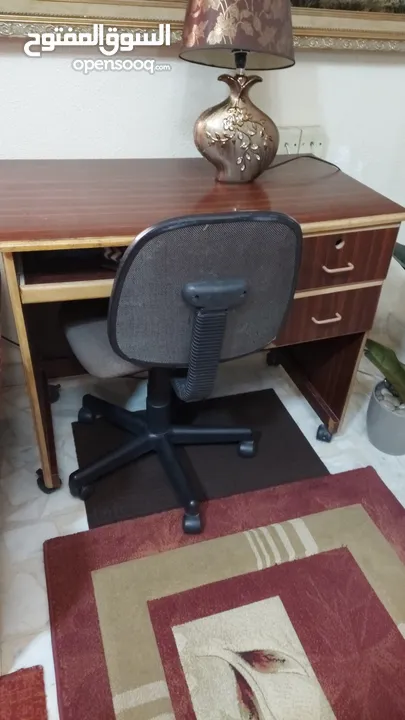 مكتب مع كرسي