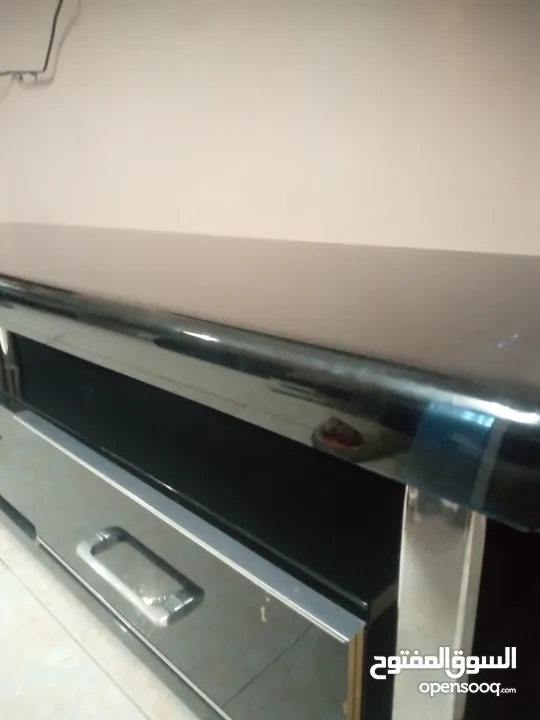 طاوله شاشه للبيع  طاوله شاشه لامع الحاله جيده شبه جديده للبيع