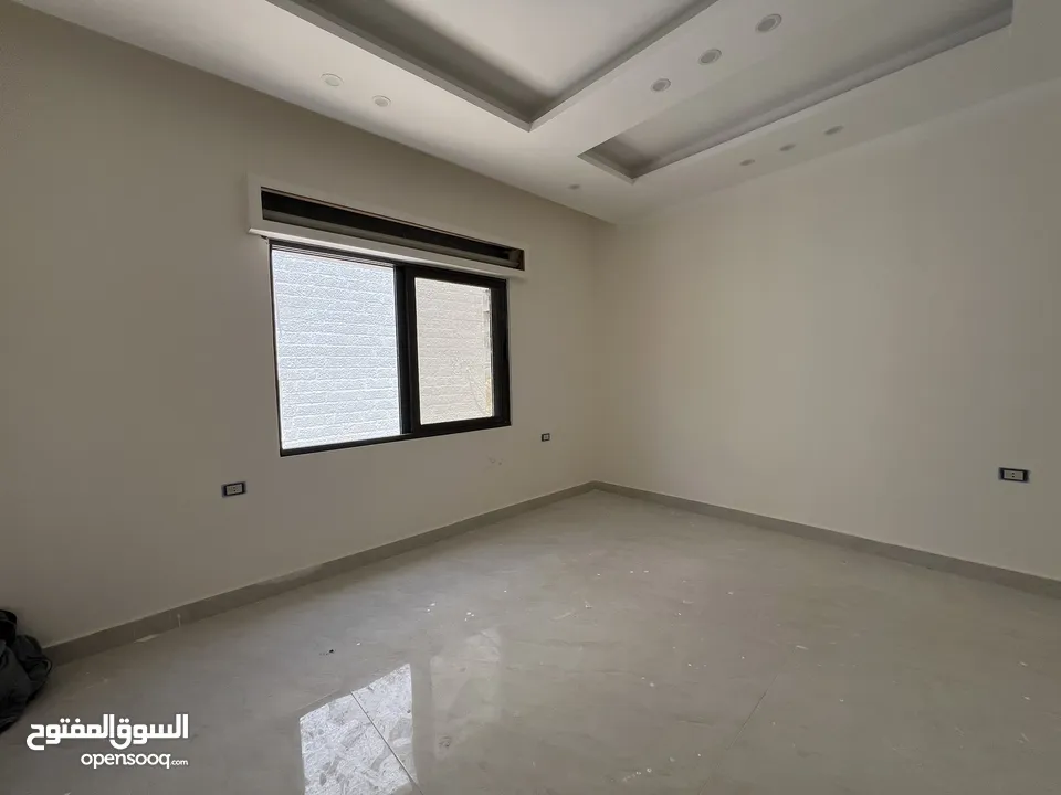 شقة طابق ثالث + روف مرخص  للبيع في البيادر ابو السوس