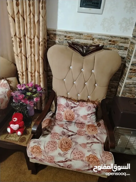طقم كنبايات للبيع منظره فخم وحلو ونظيف بحال الوكاله ومريح بالجلوس مع طربيزات النص