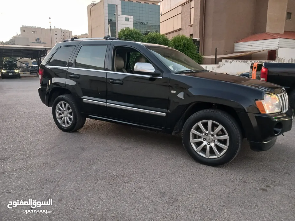 جيب شروكي هيمي 5700cc بحاله ممتازه للبيع 8800 دينار